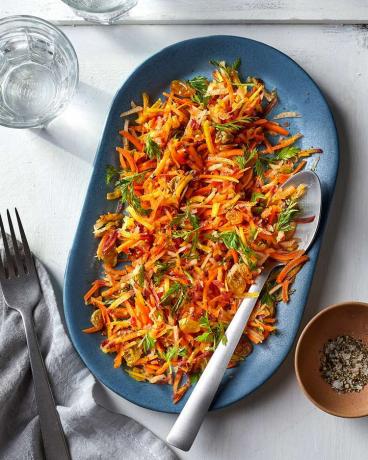 Česnekový, kmínem kořeněný olej zvýrazňuje chuť v tomto receptu na kořeněný mrkvový salát.