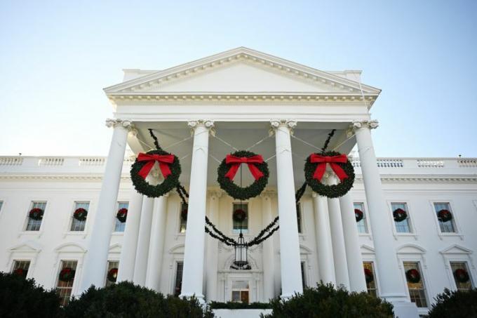 Dekorace jsou vidět na Bílém domě během mediálního náhledu na svátky 2023 v Bílém domě ve Washingtonu, DC.