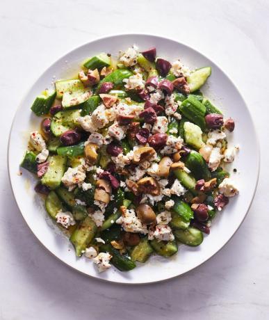 Salát se šťouchanou okurkou s pikantní fetou a olivami