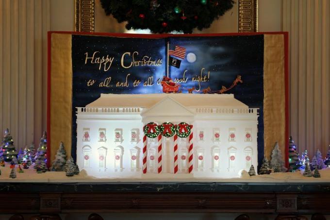 Perníkový Bílý dům je vystaven ve Státní jídelně během mediálního náhledu na sváteční výzdobu v roce 2023 v Bílém domě 27. listopadu 2023 ve Washingtonu, DC.